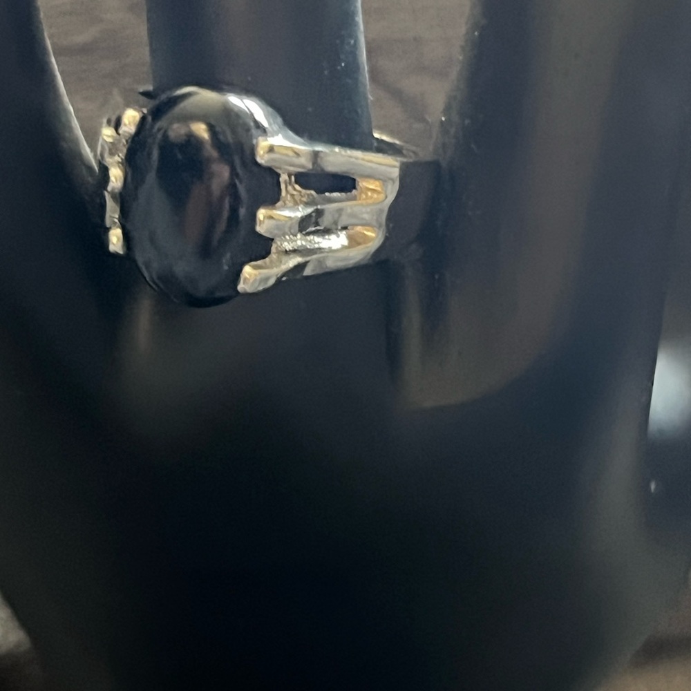 Stylish Silver Ring with Black Oval Stone - Picture 7 of 8
